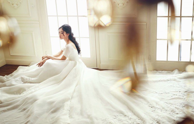 Trước thềm hôn lễ với chồng hơn 16 tuổi, lộ ảnh Thanh Tú diện váy cưới dài 4m, đính 10.000 viên pha lê  - Ảnh 5