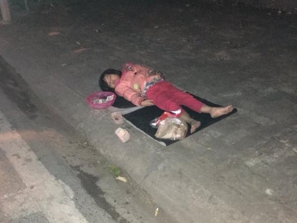 Xót xa bé gái 5 tuổi ngủ vỉa hè trong đêm lạnh: “Không thể đưa vào trung tâm bảo trợ ngay được” - Ảnh 4
