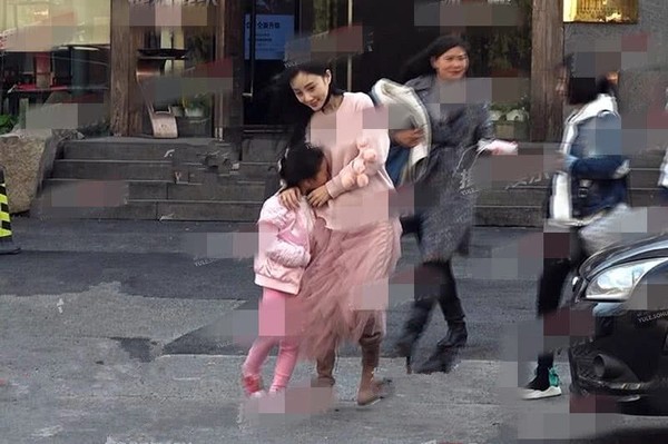 Netizen xứ Trung phẫn nộ khi thấy Lý Tiểu Lộ tiếp tục lấy con gái ra ‘làm màu’ để tạo hình ảnh ‘mẹ hiền, vợ đảm’ - Ảnh 3