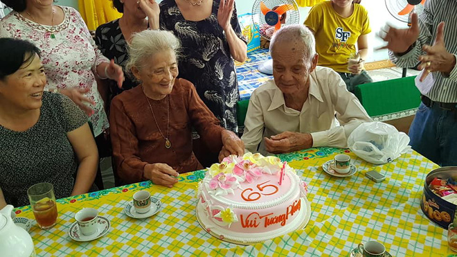 'Kiếp này không đến được với nhau thì tui hẹn ông ở kiếp sau' - câu nói của bà cụ 93 tuổi sau 65 năm gặp lại 'mối tình thời thanh xuân' khiến nhiều người rưng rưng - Ảnh 3