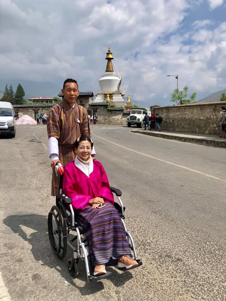 Xót xa hình ảnh Mai Phương ngồi xe lăn đi du lịch, ôm mặt bật khóc khi cầu nguyện sức khỏe - Ảnh 5