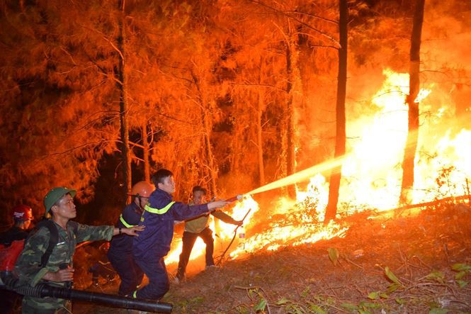 Xúc động hình ảnh lính cứu hỏa lấm lem ngồi ăn tại chỗ, nằm ngủ vạ vật canh cháy rừng xuyên đêm - Ảnh 1