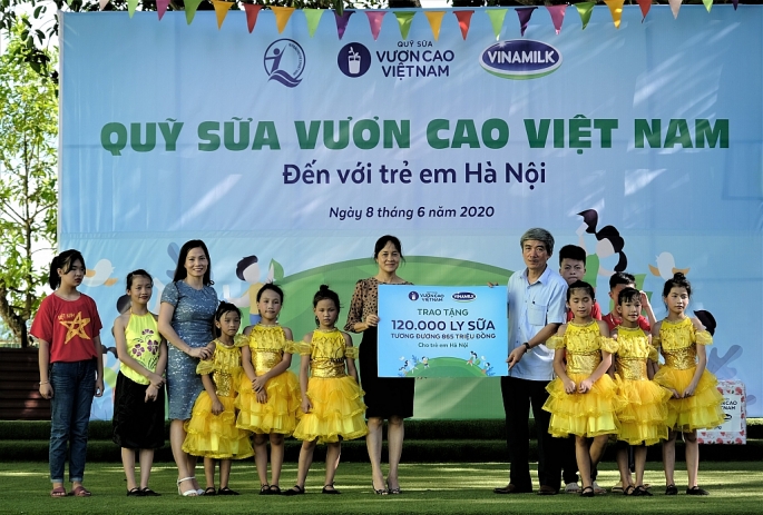 Vinamilk mang niềm vui uống sữa đến với trẻ em Hà Nội thông qua Quỹ sữa Vươn cao Việt Nam - Ảnh 1