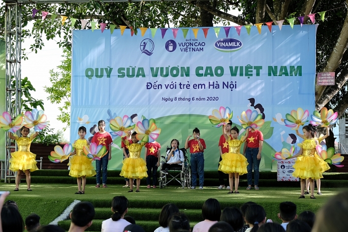 Vinamilk mang niềm vui uống sữa đến với trẻ em Hà Nội thông qua Quỹ sữa Vươn cao Việt Nam - Ảnh 2