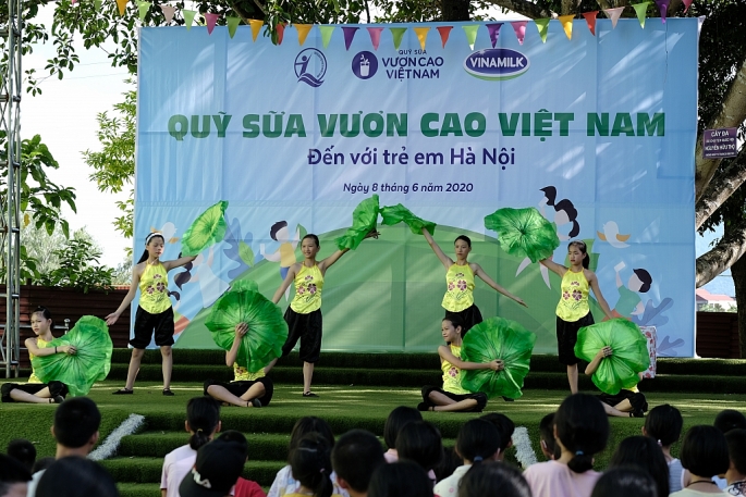 Vinamilk mang niềm vui uống sữa đến với trẻ em Hà Nội thông qua Quỹ sữa Vươn cao Việt Nam - Ảnh 3