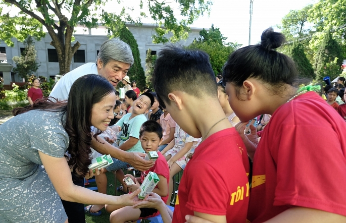 Vinamilk mang niềm vui uống sữa đến với trẻ em Hà Nội thông qua Quỹ sữa Vươn cao Việt Nam - Ảnh 4