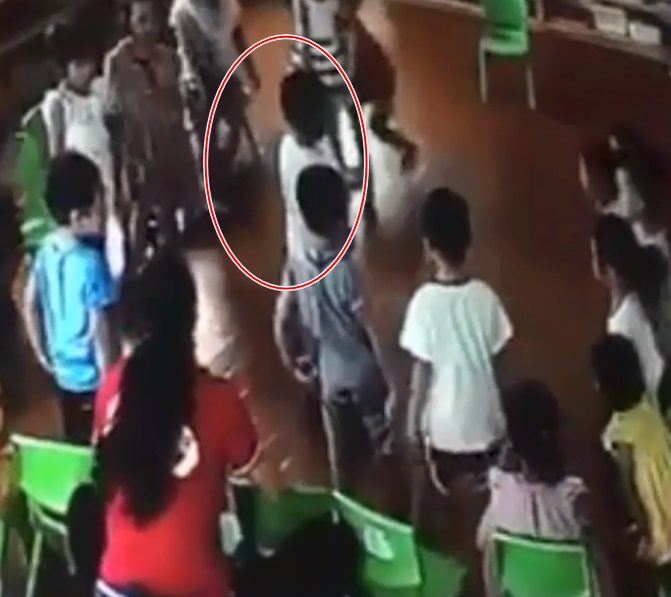 Clip: Bé trai bị cô giáo kêu cả lớp lao vào đánh hội đồng khiến phụ huynh bức xúc - Ảnh 2
