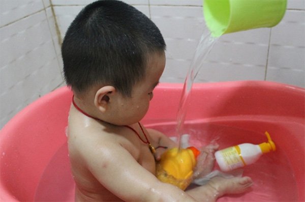 Trời vào thu, cha mẹ không nên tắm cho con vào thời điểm này bằng không bé dễ ốm - Ảnh 1