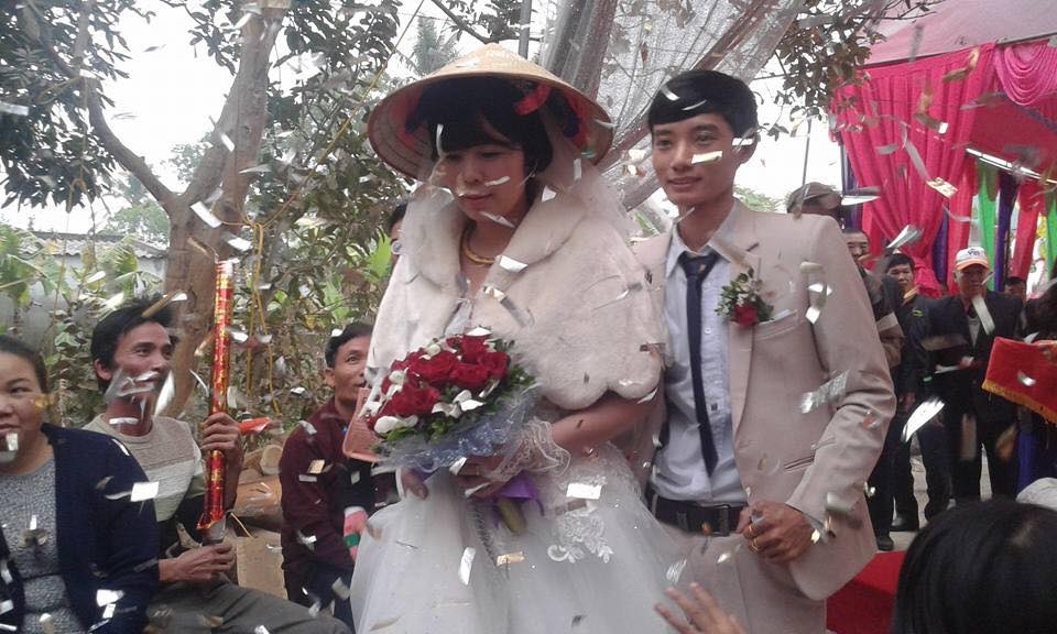Những cặp đôi 'đũa lệch' khiến cộng đồng mạng dậy sóng: Cô dâu 20 lấy cụ ông U70, chú rể 26 kết hôn cùng cô dâu 48 - Ảnh 2