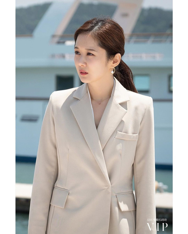 Đặc sản thời trang trong phim Hàn mùa Thu/Đông: Muôn cách diện áo blazer chỉ đẹp và sành điệu trở lên - Ảnh 12
