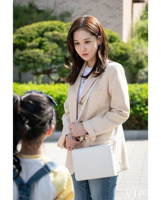 Đặc sản thời trang trong phim Hàn mùa Thu/Đông: Muôn cách diện áo blazer chỉ đẹp và sành điệu trở lên - Ảnh 13