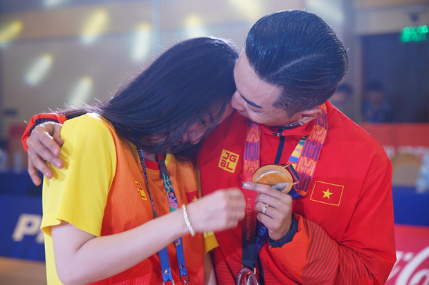 Khánh Thi òa khóc nức nở, ôm Phan Hiển không rời khi ông xã xuất sắc giành HCV tại SEA Games 30 - Ảnh 4