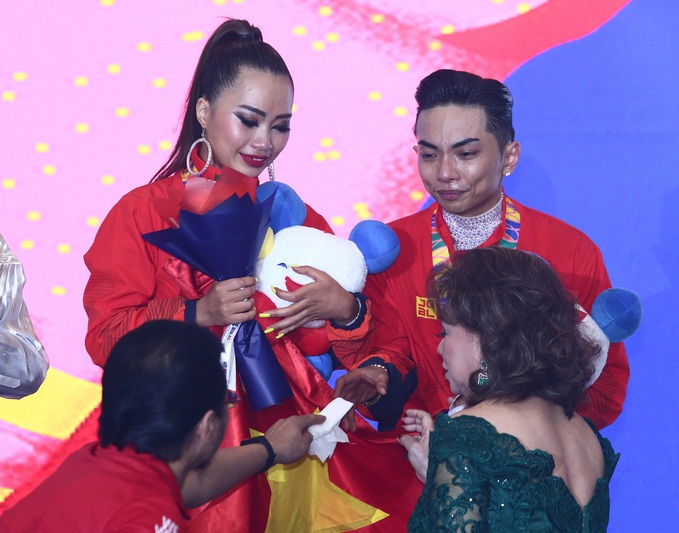 Khánh Thi òa khóc nức nở, ôm Phan Hiển không rời khi ông xã xuất sắc giành HCV tại SEA Games 30 - Ảnh 2