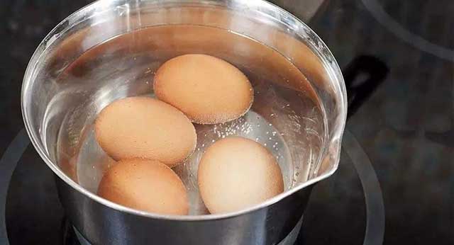 Muốn trứng luộc không vỡ lại dễ bóc vỏ, chỉ cần nhớ 3 điều này - Ảnh 1