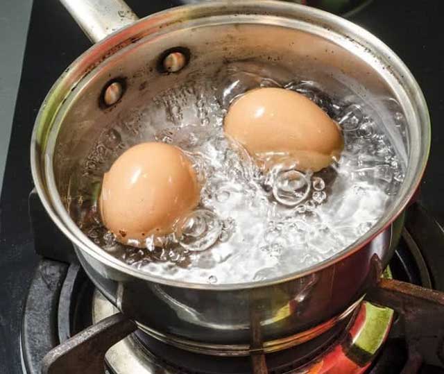 Muốn trứng luộc không vỡ lại dễ bóc vỏ, chỉ cần nhớ 3 điều này - Ảnh 3