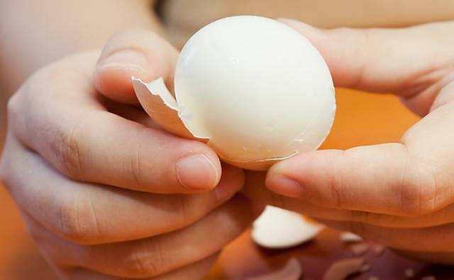 Muốn trứng luộc không vỡ lại dễ bóc vỏ, chỉ cần nhớ 3 điều này - Ảnh 4