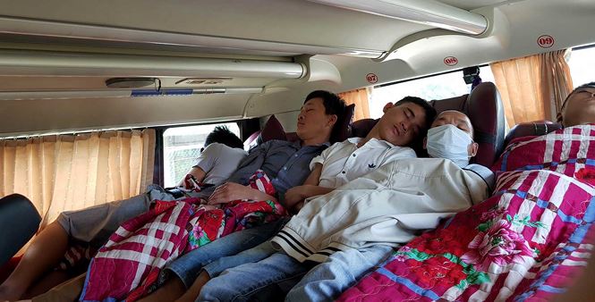 'Hành xác' trên chuyến xe trở lại Hà Nội sau nghỉ lễ - Ảnh 2
