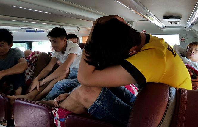 'Hành xác' trên chuyến xe trở lại Hà Nội sau nghỉ lễ - Ảnh 4