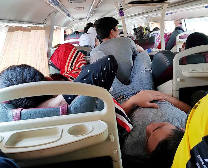 'Hành xác' trên chuyến xe trở lại Hà Nội sau nghỉ lễ - Ảnh 5