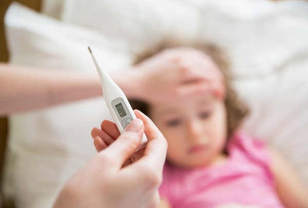 10 biểu hiện nguy hiểm và 5 nguyên tắc phòng bệnh trẻ sốt siêu vi - Ảnh 2