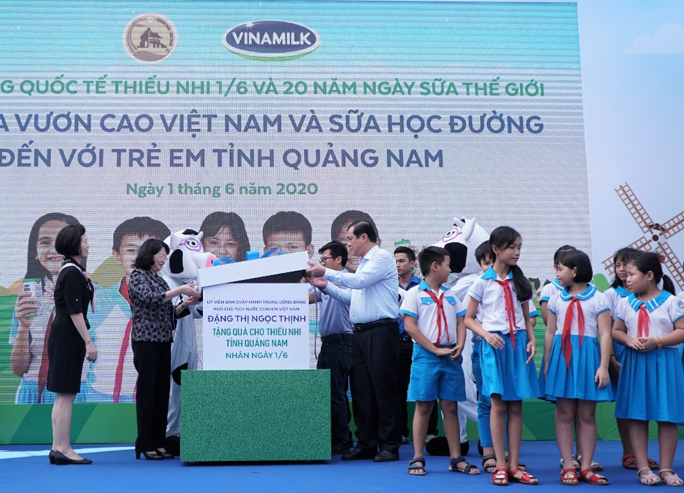 34.000 trẻ em Quảng Nam đón nhận niềm vui uống sữa từ Vinamilk trong ngày 1/6 - Ảnh 1
