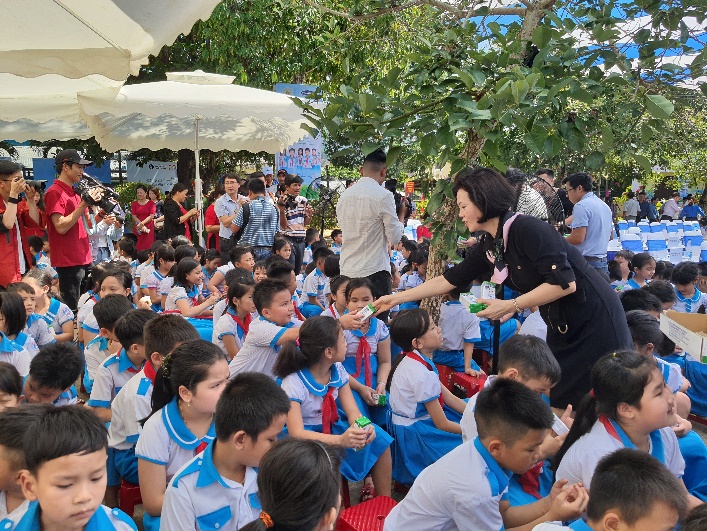 34.000 trẻ em Quảng Nam đón nhận niềm vui uống sữa từ Vinamilk trong ngày 1/6 - Ảnh 5