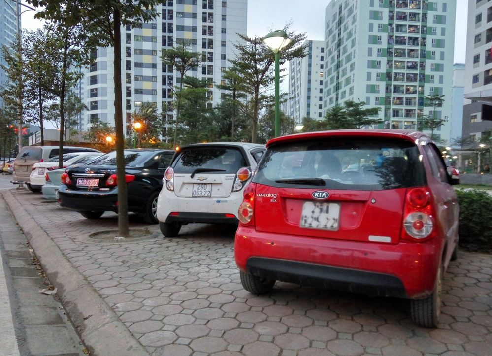 Cư dân đối mặt với 'cuộc chiến' tìm chỗ đỗ xe ở các khu chung cư - Ảnh 1