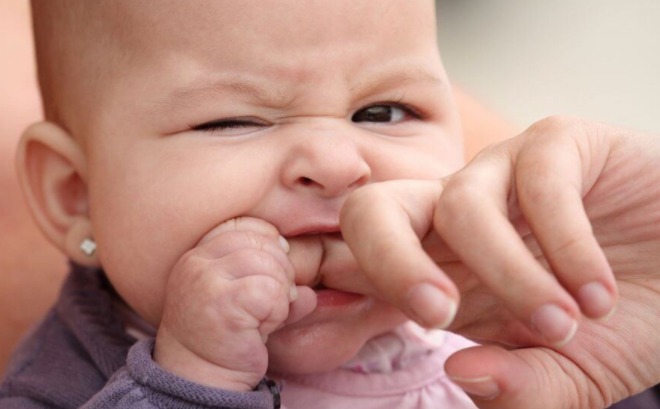 Mẹo dân gian giúp bé giảm đau sốt khi mọc răng, mẹ nên lưu ngay - Ảnh 4