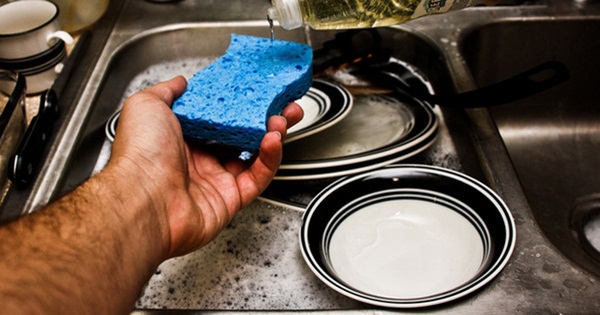 5 sai lầm độc hại khi rửa bát ngày Tết nhà nào cũng mắc phải - Ảnh 2