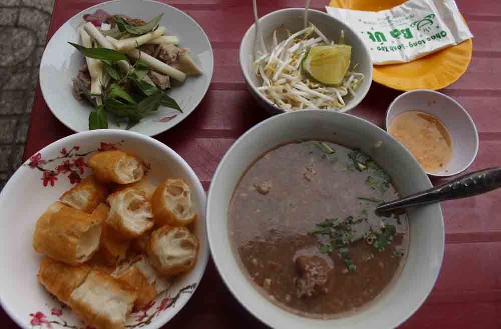 Bánh đúc, phở Lệ có thâm niên lâu đời, nổi tiếng ở Sài Gòn - Ảnh 1