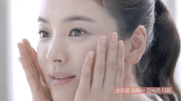 Tạm biệt mụn cám nhờ tuyệt chiêu chăm sóc da của 'nữ hoàng mặt mộc' Song Hye Kyo - Ảnh 3