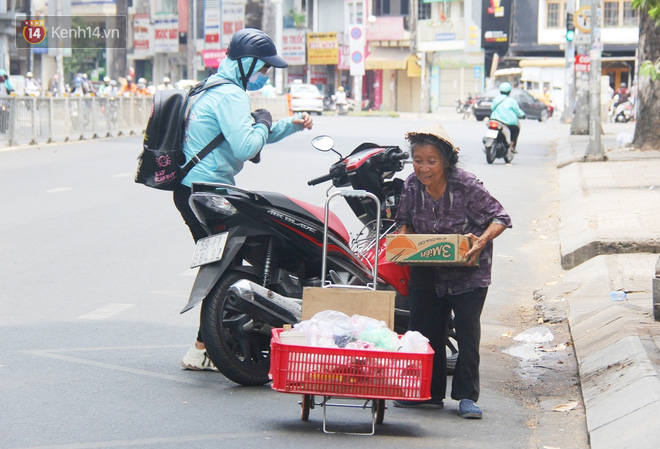 Chuyện từ những tấm vé số cuối cùng trước giờ 'cách ly toàn xã hội' ở Sài Gòn: 'Mai dừng rồi, ngoại ở nhà không đi bán nữa mà gạo cũng hết rồi' - Ảnh 14