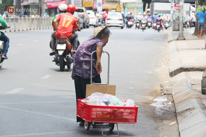 Chuyện từ những tấm vé số cuối cùng trước giờ 'cách ly toàn xã hội' ở Sài Gòn: 'Mai dừng rồi, ngoại ở nhà không đi bán nữa mà gạo cũng hết rồi' - Ảnh 15