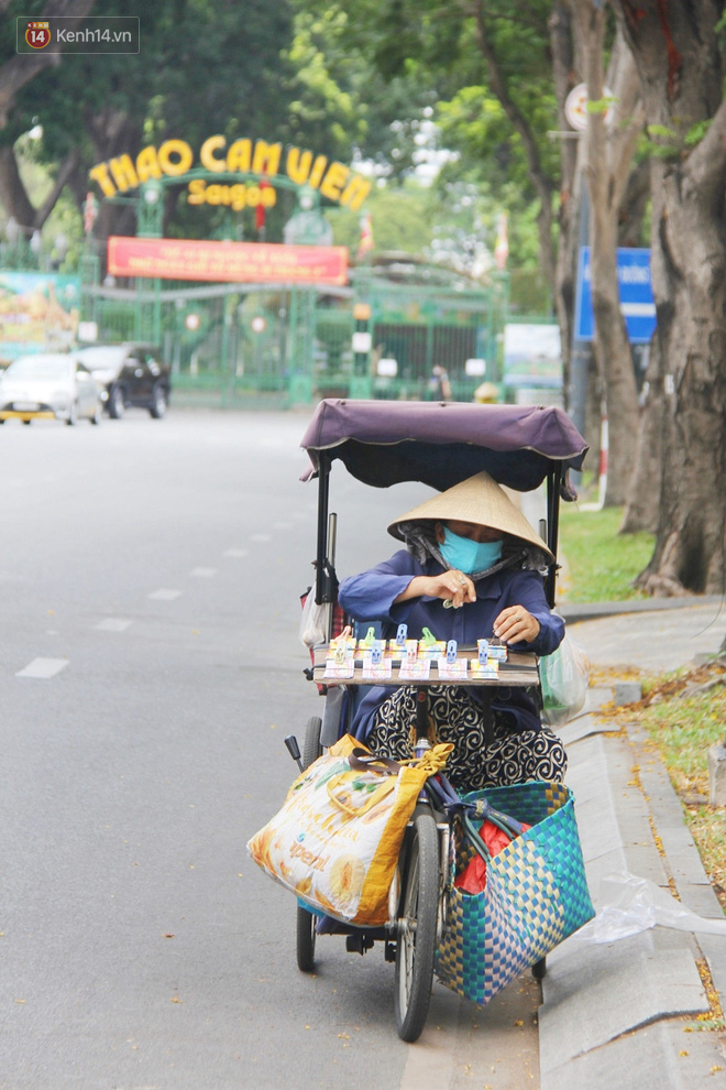 Chuyện từ những tấm vé số cuối cùng trước giờ 'cách ly toàn xã hội' ở Sài Gòn: 'Mai dừng rồi, ngoại ở nhà không đi bán nữa mà gạo cũng hết rồi' - Ảnh 16