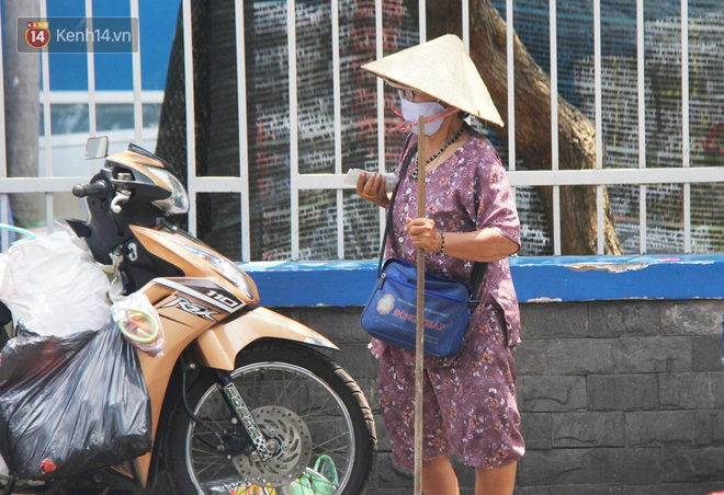 Chuyện từ những tấm vé số cuối cùng trước giờ 'cách ly toàn xã hội' ở Sài Gòn: 'Mai dừng rồi, ngoại ở nhà không đi bán nữa mà gạo cũng hết rồi' - Ảnh 2