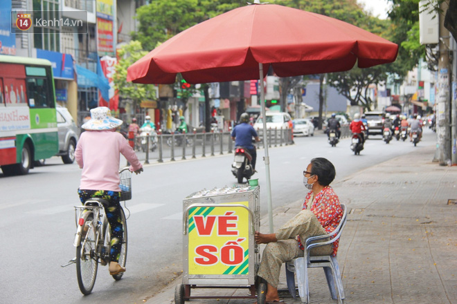 Chuyện từ những tấm vé số cuối cùng trước giờ 'cách ly toàn xã hội' ở Sài Gòn: 'Mai dừng rồi, ngoại ở nhà không đi bán nữa mà gạo cũng hết rồi' - Ảnh 3