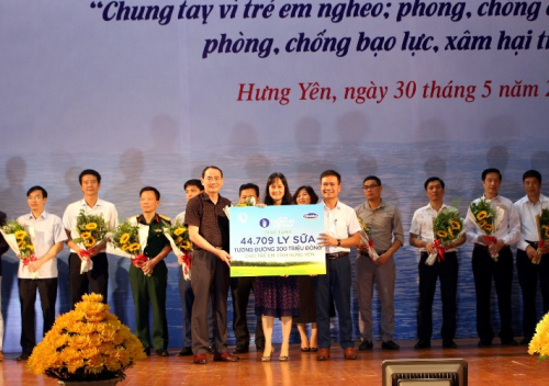 Quỹ sữa vươn cao Việt Nam và Vinamilk chung tay vì trẻ em Hưng Yên - Ảnh 1