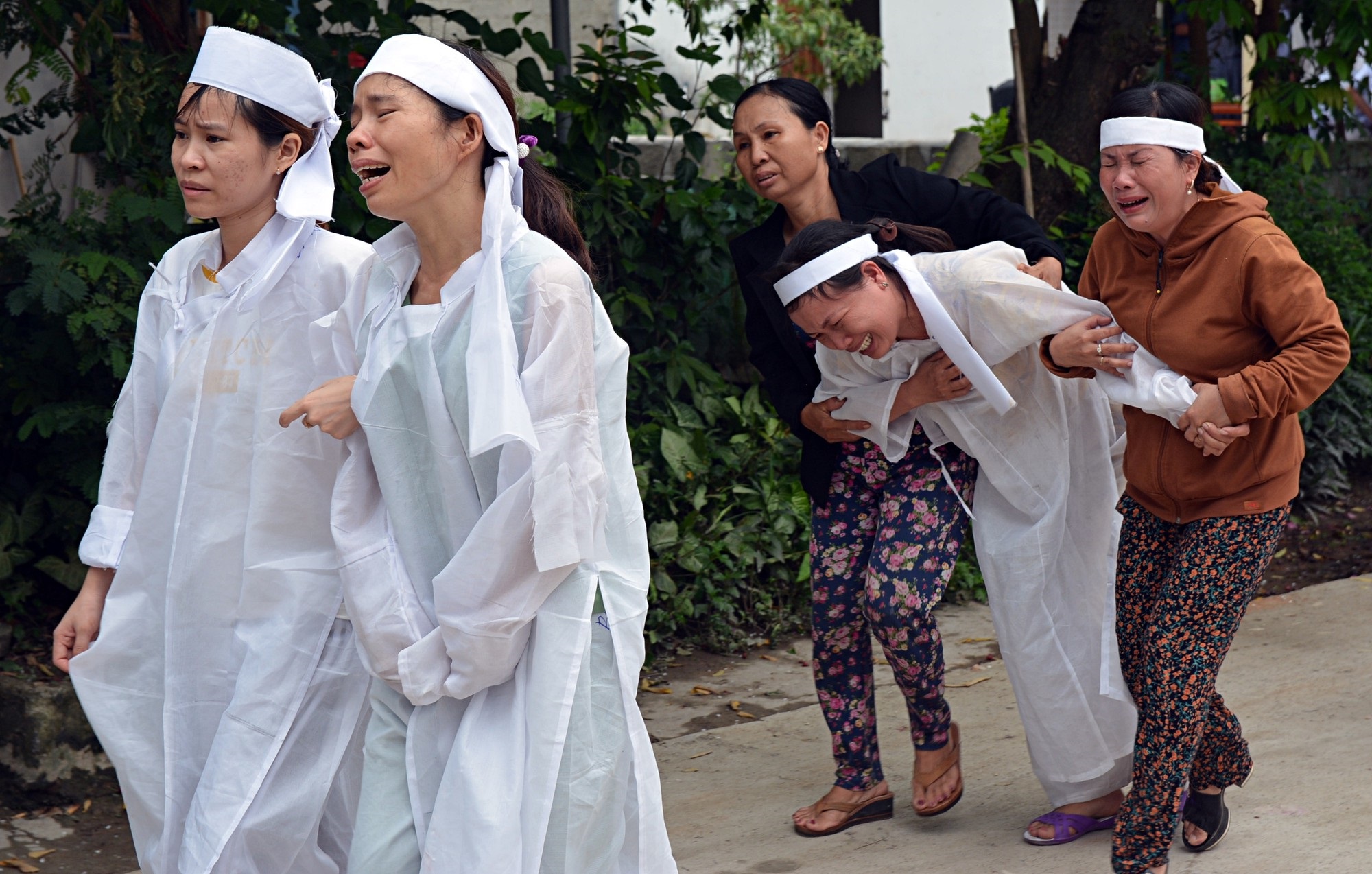 Vụ tai nạn 13 người chết ở Quảng Nam: Tiếng khóc than xé lòng trong ngày lễ yết tổ - Ảnh 4