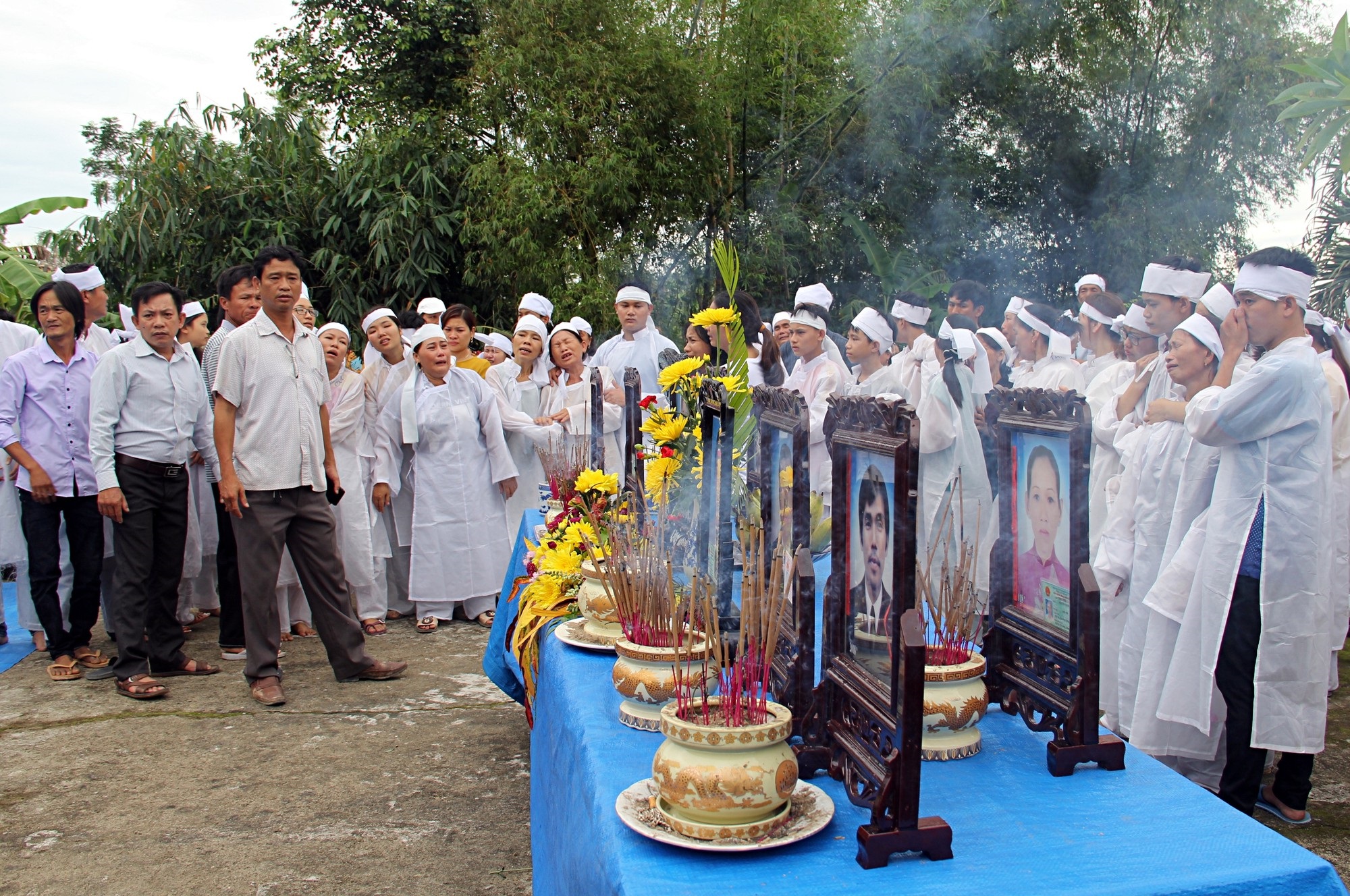 Vụ tai nạn 13 người chết ở Quảng Nam: Tiếng khóc than xé lòng trong ngày lễ yết tổ - Ảnh 6