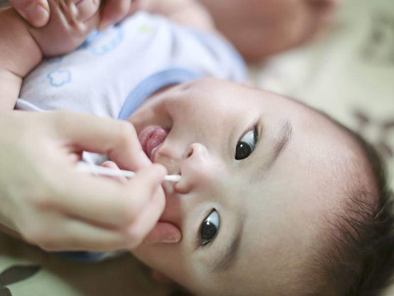 4 cách lấy gỉ mũi cho trẻ sơ sinh an toàn không đau không rát - Ảnh 1