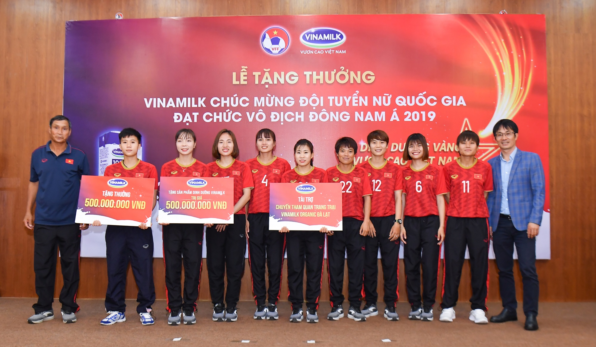 Vinamilk trao thưởng chúc mừng đội tuyển bóng đá nữ quốc gia vô địch Đông Nam Á 2019 - Ảnh 1