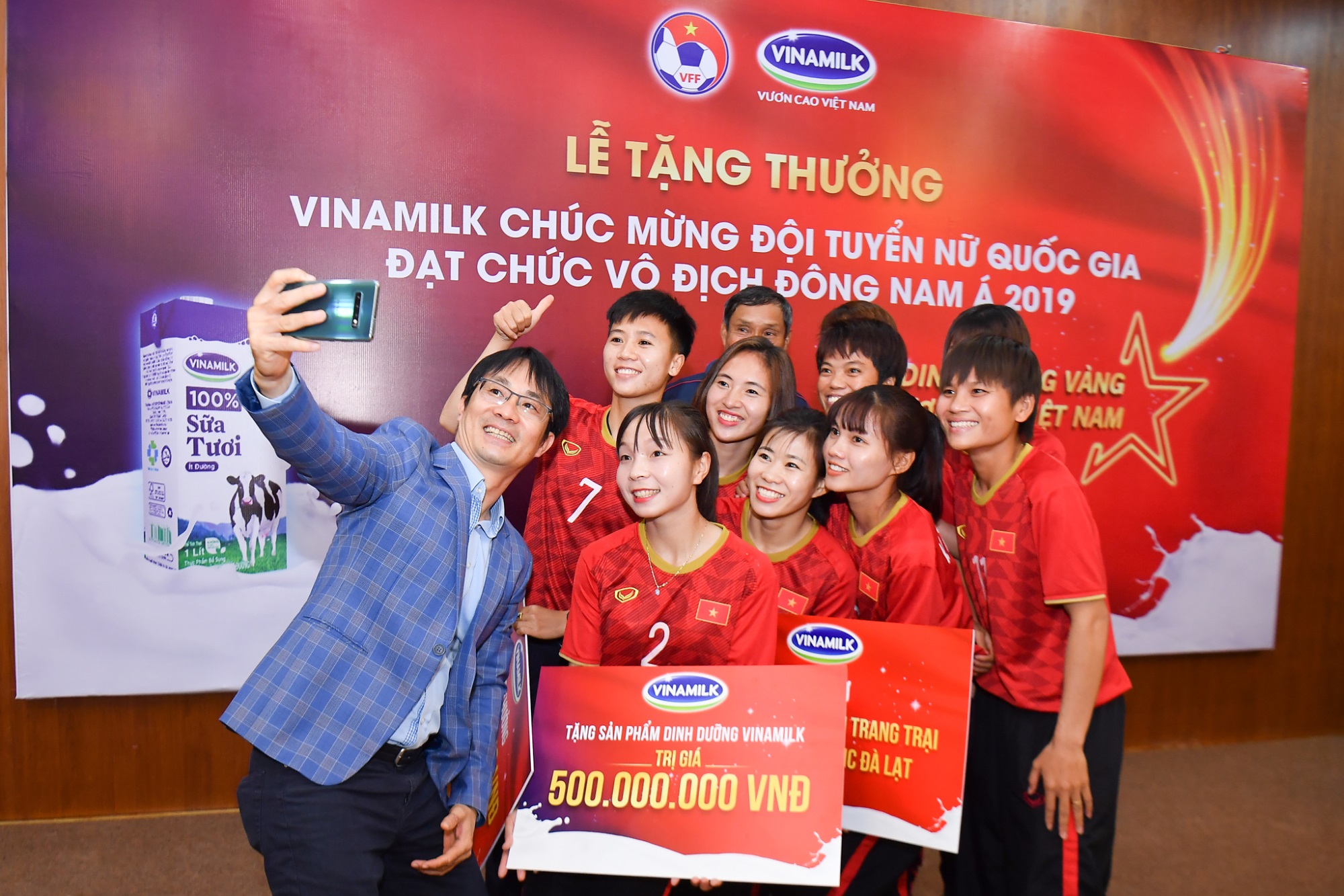 Vinamilk trao thưởng chúc mừng đội tuyển bóng đá nữ quốc gia vô địch Đông Nam Á 2019 - Ảnh 7