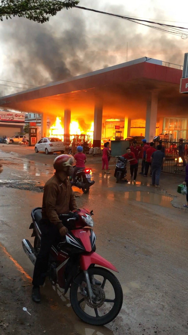 Nguyên nhân vụ cây xăng bốc cháy dữ dội kèm tiếng nổ lớn khiến nhiều người hoảng loạn bỏ chạy thoát thân ở Sài Gòn - Ảnh 2