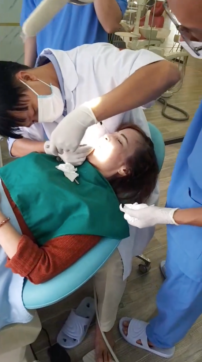 Cô dâu 62 tuổi chi 216 triệu tân trang lại hàm răng sau khi phẫu thuật căng da mặt - Ảnh 2