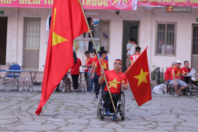 Chàng trai khuyết tật tự đi xe ba bánh gần 40 km đến Hà Nội cổ vũ đội tuyển Việt Nam trong trận đấu với tuyển Philippines - Ảnh 2