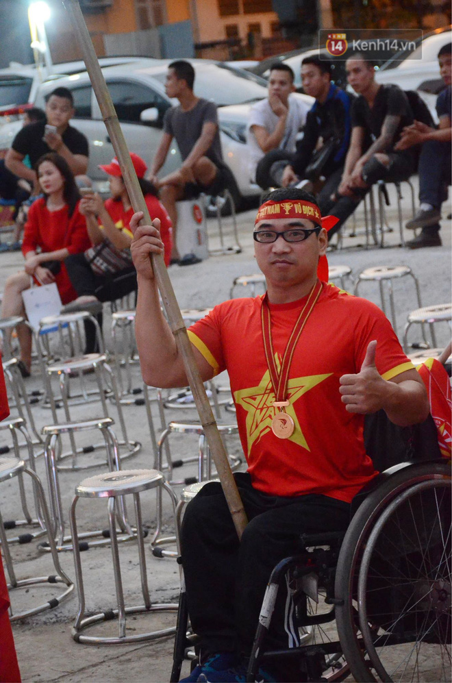 Chàng trai khuyết tật tự đi xe ba bánh gần 40 km đến Hà Nội cổ vũ đội tuyển Việt Nam trong trận đấu với tuyển Philippines - Ảnh 3