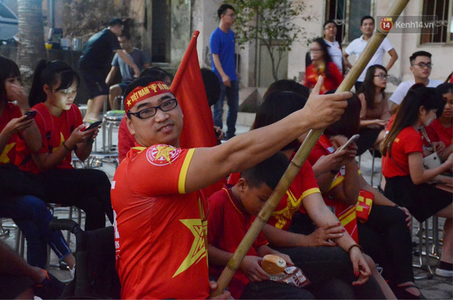 Chàng trai khuyết tật tự đi xe ba bánh gần 40 km đến Hà Nội cổ vũ đội tuyển Việt Nam trong trận đấu với tuyển Philippines - Ảnh 4