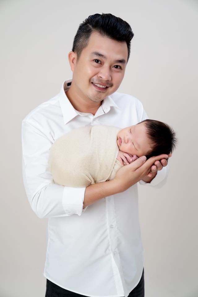 Gần 3 tháng sau sinh, Lê Khánh khiến fan 'rụng tim' khi tung bộ ảnh gia đình ngọt ngào - Ảnh 7