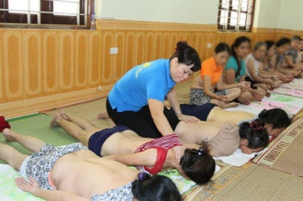 Xôn xao clip hàng loạt phụ nữ bán khỏa thân nằm chờ chữa bệnh ở Thái Nguyên - Ảnh 1