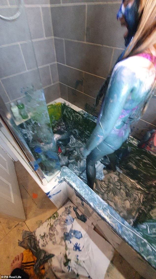 Cho con vào bồn tắm vẽ tranh, 15 phút sau quay lại, mẹ phát hoảng khi thấy con biến thành người ngoài hành tinh - Ảnh 3
